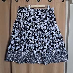 Covington Black and White Pleated Floral Mini Skirt. 100% Cotton. Size 18